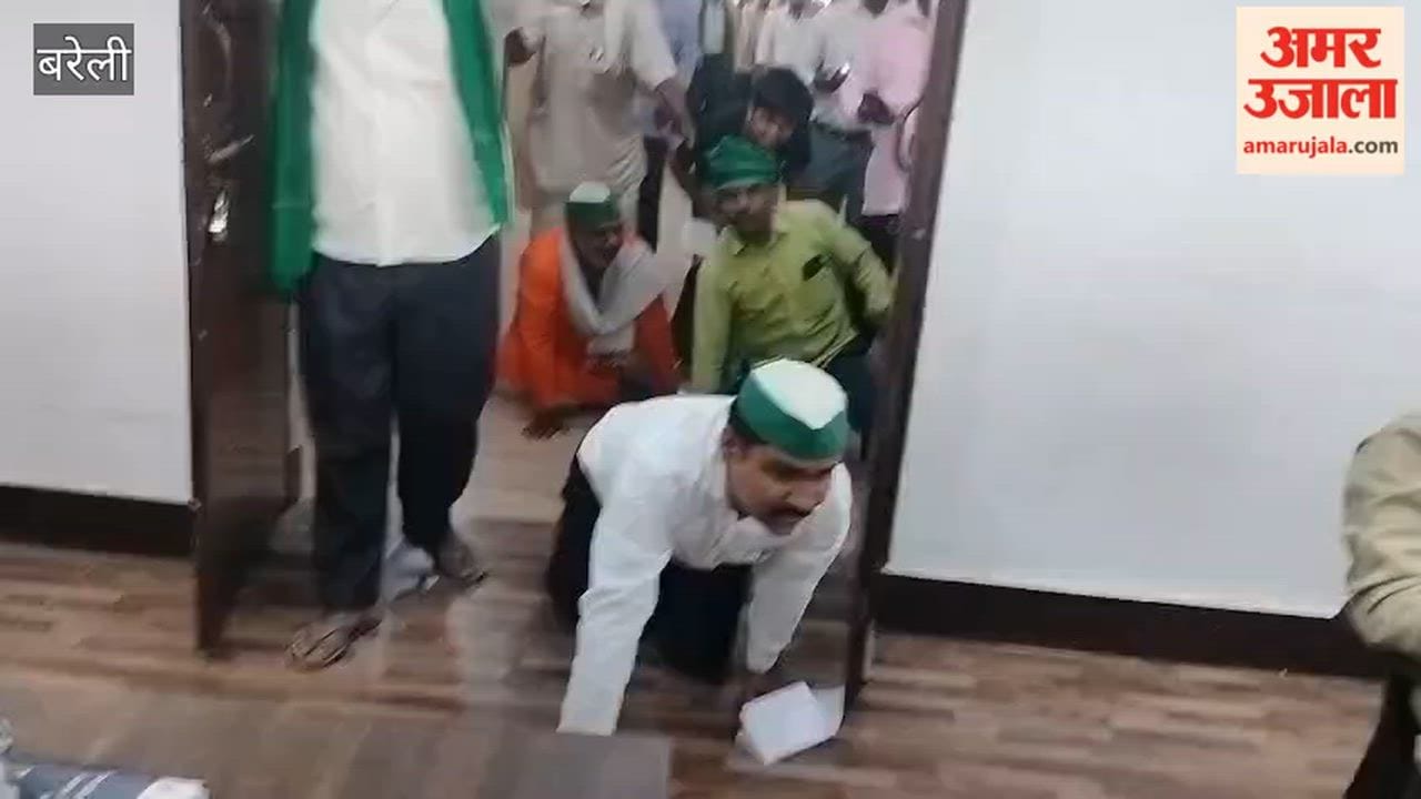 Farmers reached the officials on their knees, submitted a memorandum in Bareilly