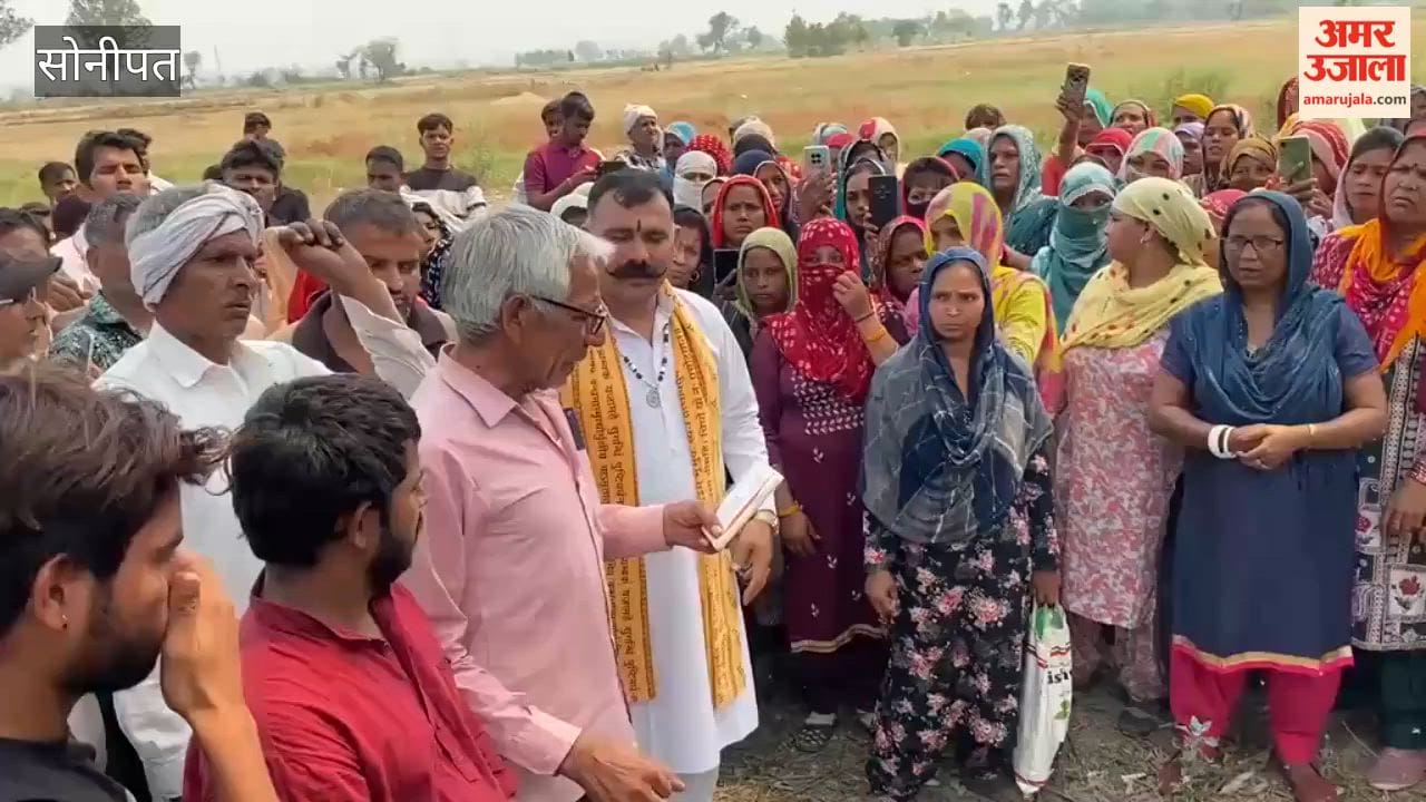 The employees protested outside the company gate for two hours.