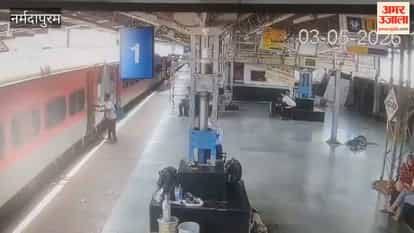 Mother and daughter injured while trying to board the moving Jaipur Express at Itarsi station