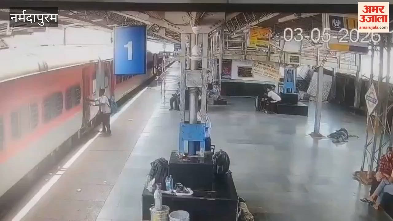 Mother and daughter injured while trying to board the moving Jaipur Express at Itarsi station