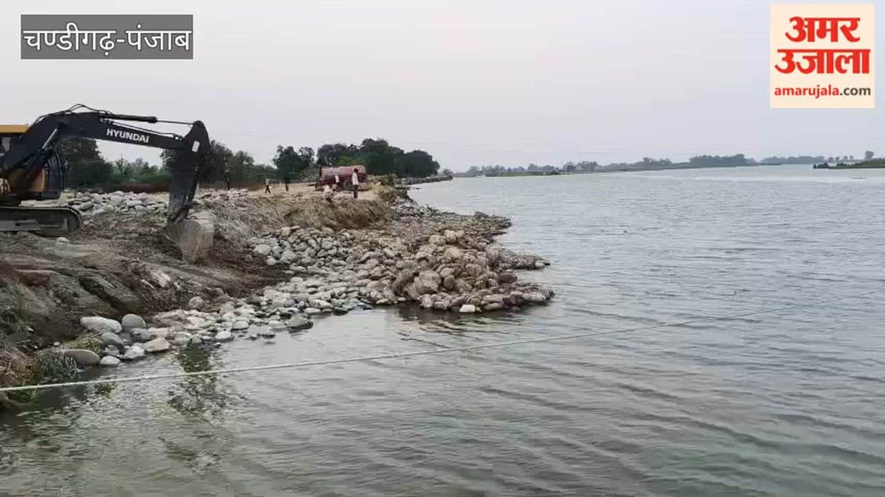 Scours have begun forming in the Sutlej River in the village of Tendi Wala, near the Hussainiwala border.