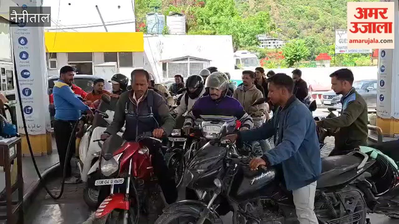 Crowds of vehicles gathered at pumps in Bhimtal to buy petrol and diesel