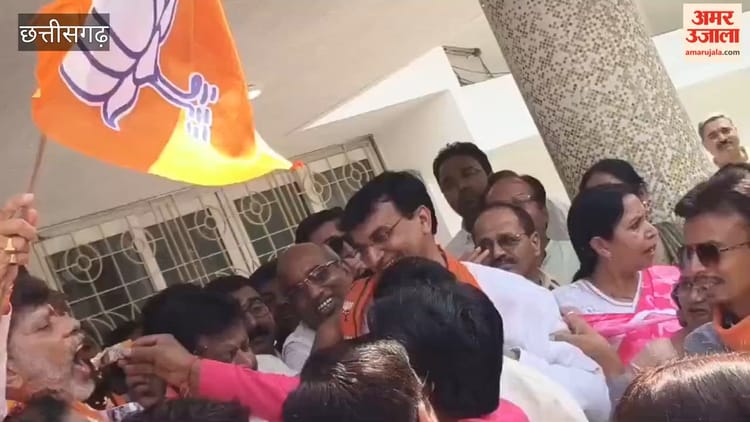 Video: पश्चिम बंगाल और असम में शानदार जीत पर छत्तीसगढ़ बीजेपी कार्यालय में जश्न, बजे ढोल-नगाड़े,एक दूसरे को दी बधाई