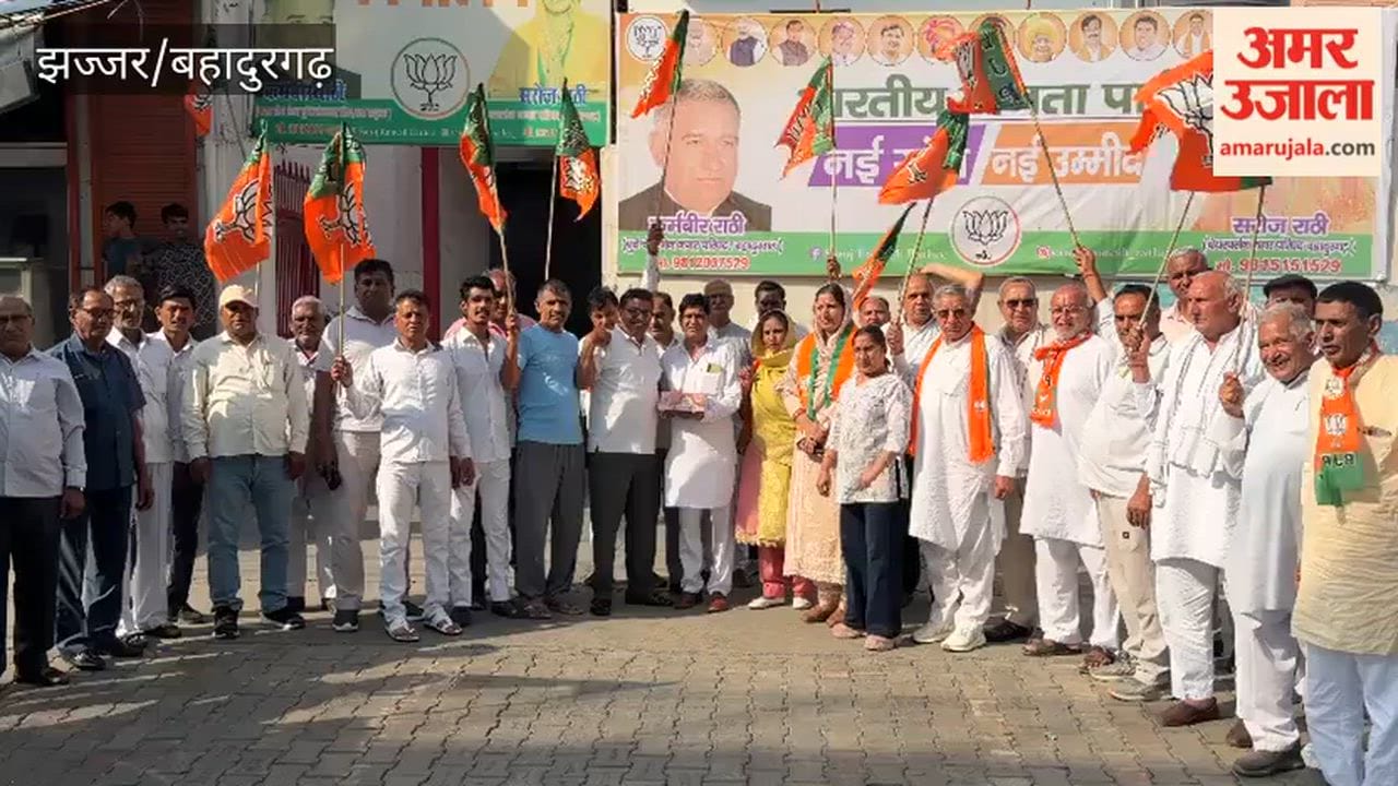 Chairperson Saroj Rathi and her workers distributed sweets to celebrate the BJP's landslide victory in three states.