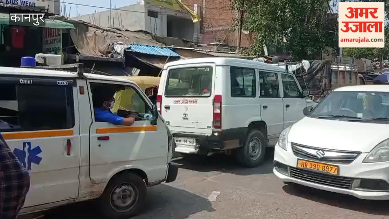 Kanpur: Ambulance Stuck in Traffic Jam on Kalyanpur-Panki Road; Clears Path After Arduous Struggle