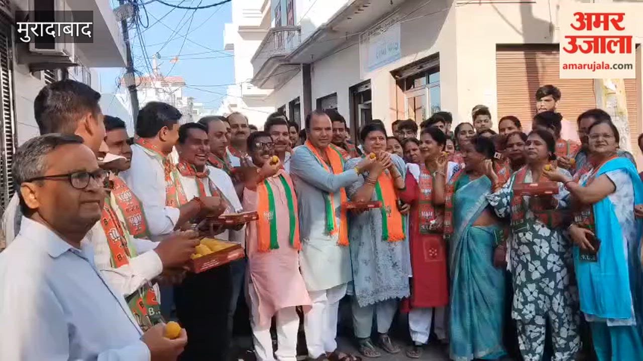 BJP workers distributed sweets in Kashiramnagar