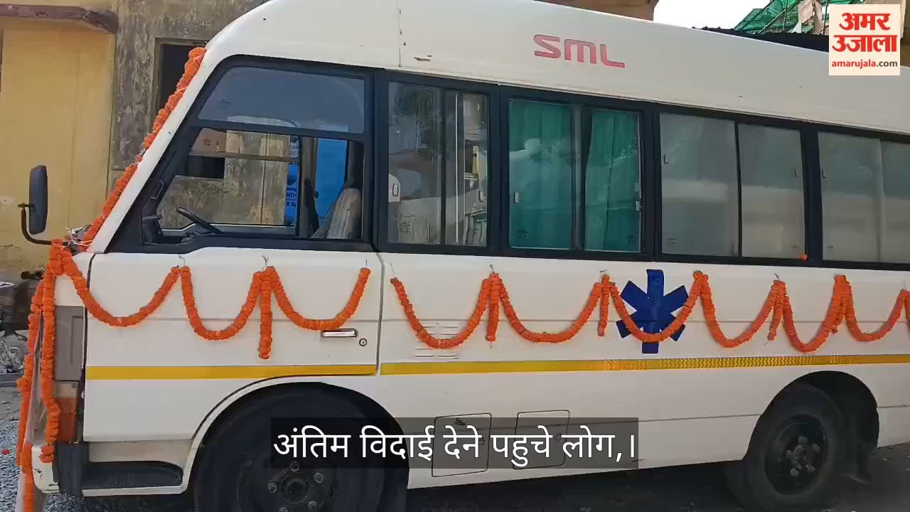 People gathered to bid farewell to the martyred soldier, bid farewell with moist eyes.
