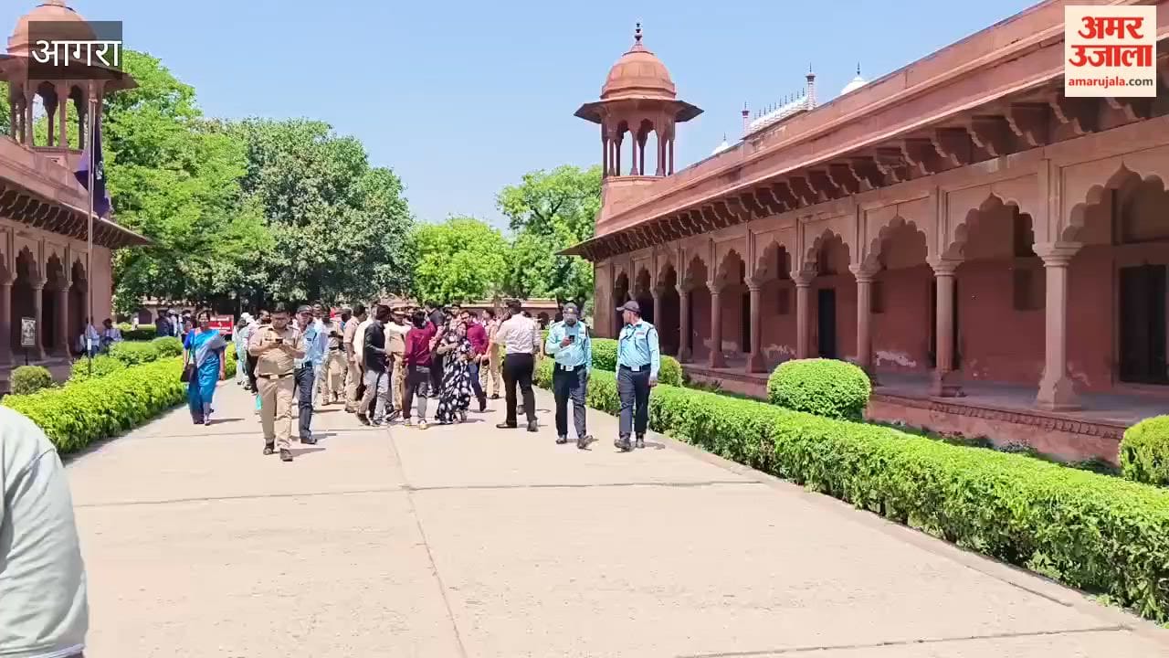 YouTuber Khan Sir Arrives to Visit Taj Mahal