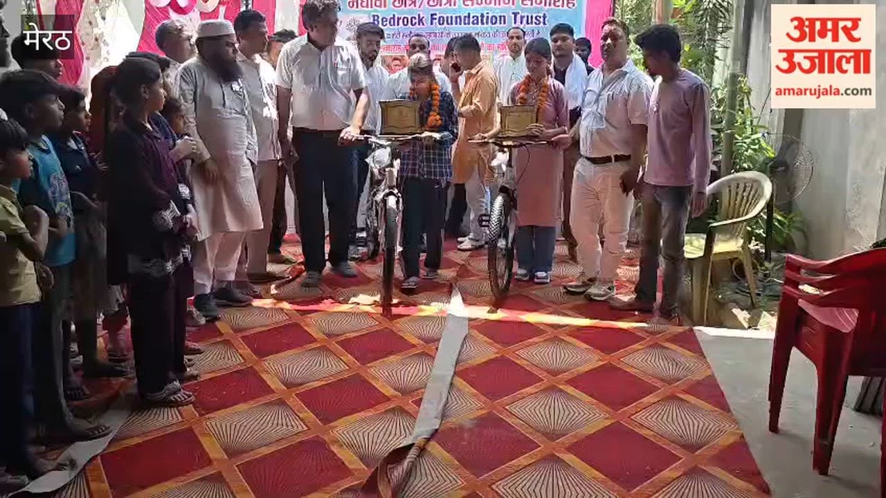 Meerut: Topper students honored, encouraged by giving bicycles