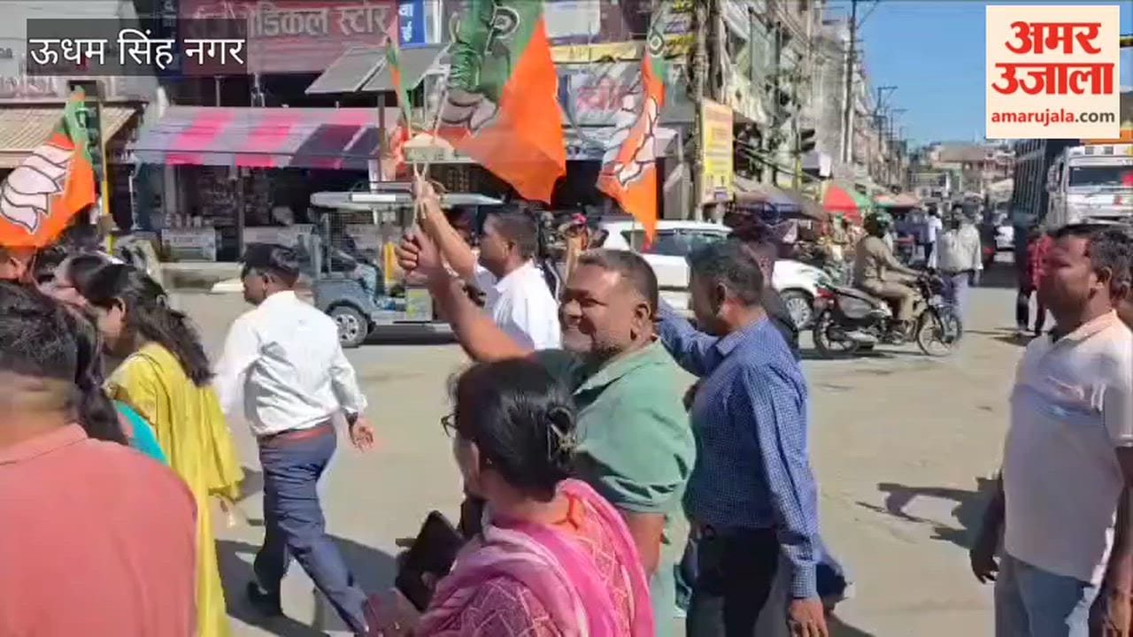 BJP workers expressed their happiness by distributing sweets on the victory of BJP in Khatima