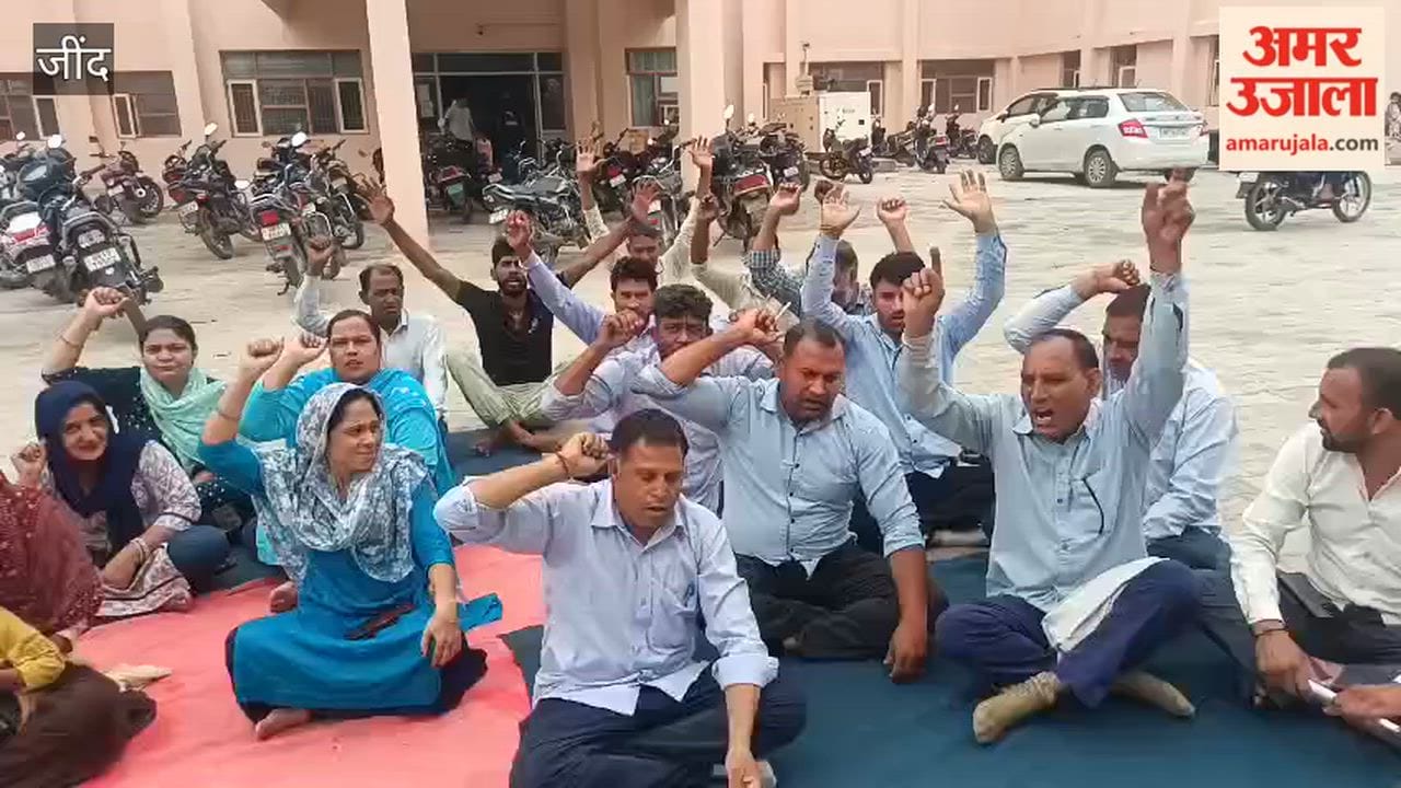 HKRN employees begin sit-in protest at the Community Health Center in Julana of Jind