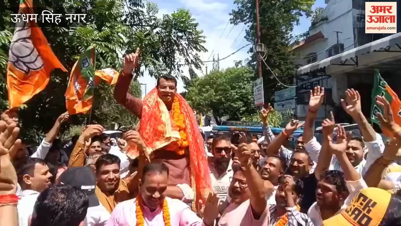 BJP workers celebrated their victory by eating Jhalmuri in rudrapur