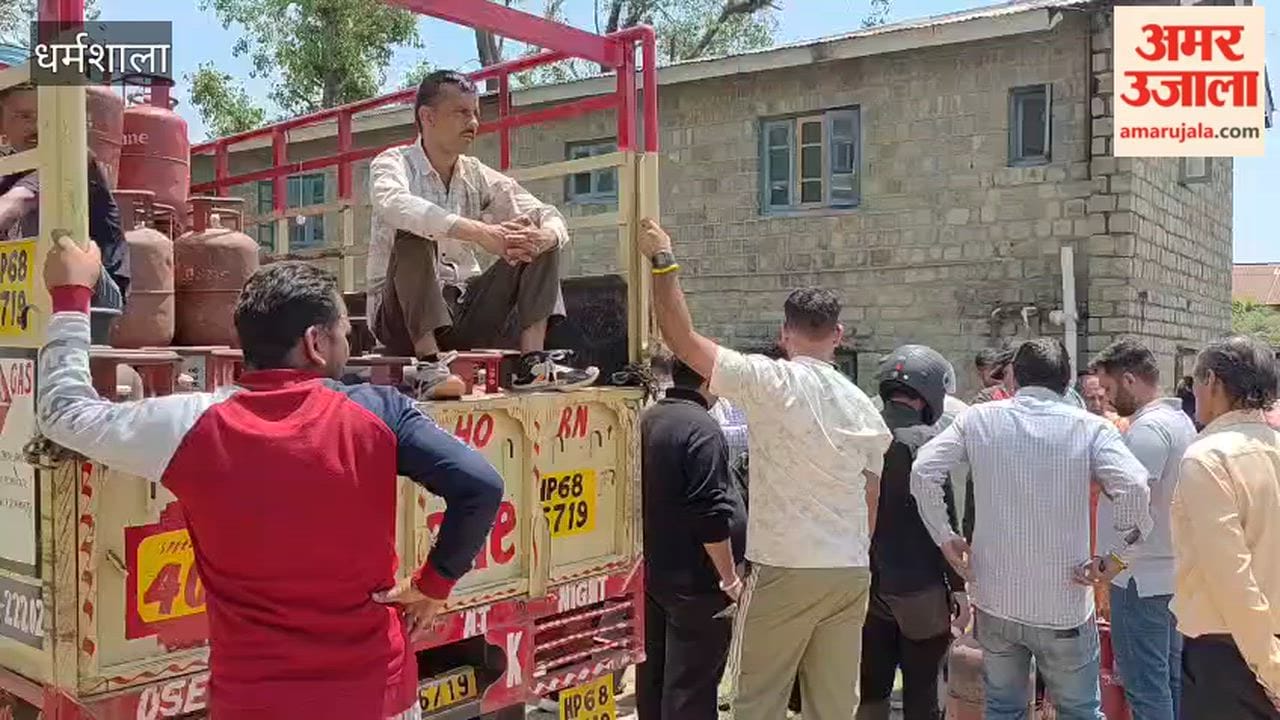 Video Chaos Erupts Over Gas Cylinders in Dharamshala; Massive Crowd Swarms Police Lines
