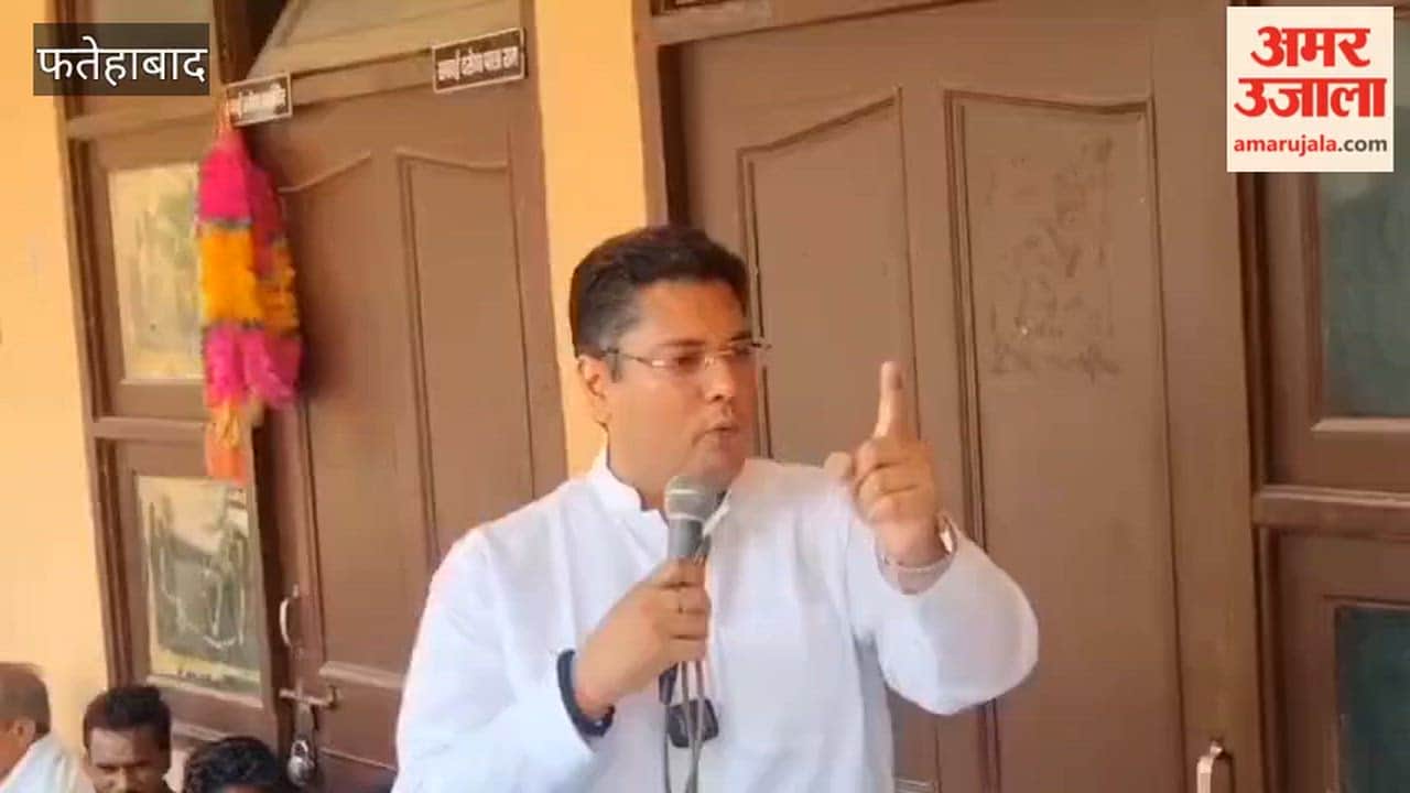 INLD leader Kunal Karan extended his support to the sanitation workers' strike in Tohana, Fatehabad.