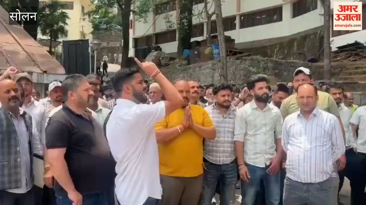 Solan: Congress-backed candidates file nomination papers accompanied by supporters