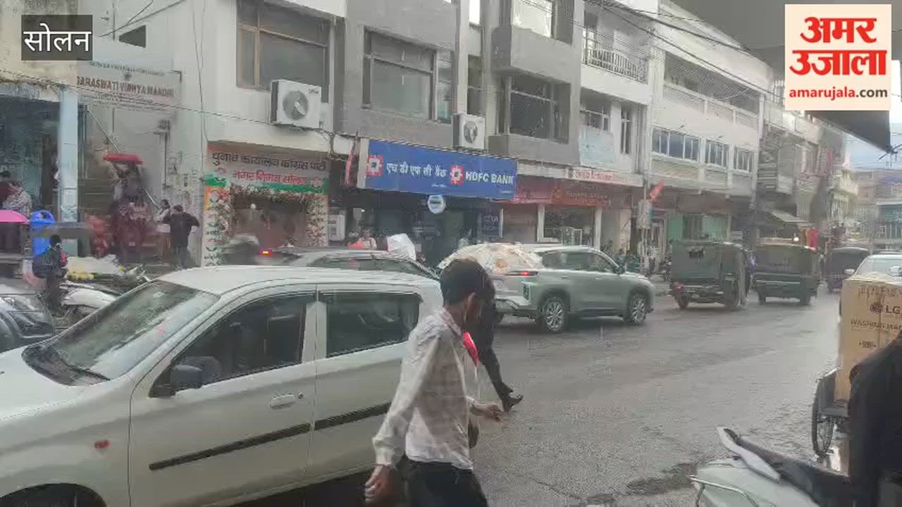 Video: Hail Showers on Mall Road, Solan; Schoolchildren Without Umbrellas Face Hardship