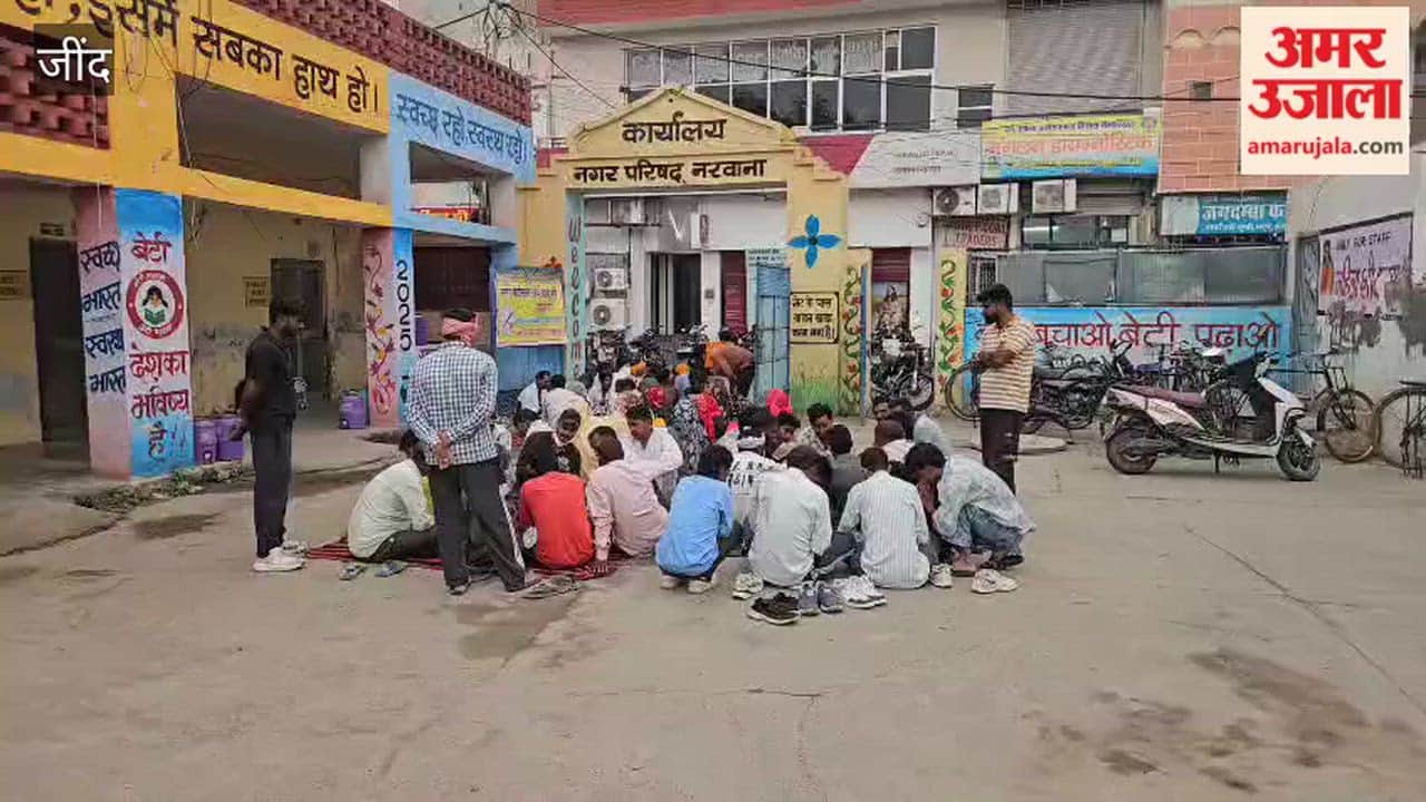 Sanitation Workers' Protest Intensifies in Narwana, Jind; Demonstrators Stage Sit-in at Gate