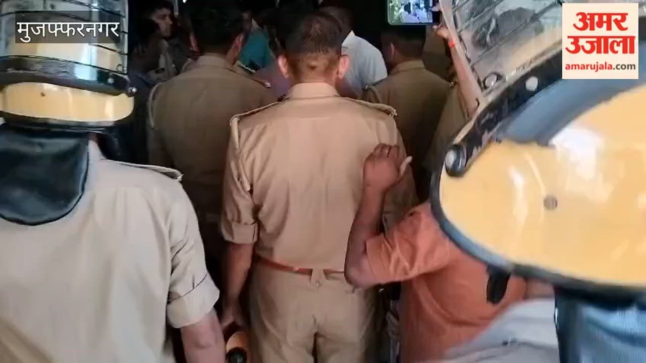 Muzaffarnagar: Sanitation Workers Dump Garbage Outside Congress Leader Jameel Ansari’s House, Protest Erupts