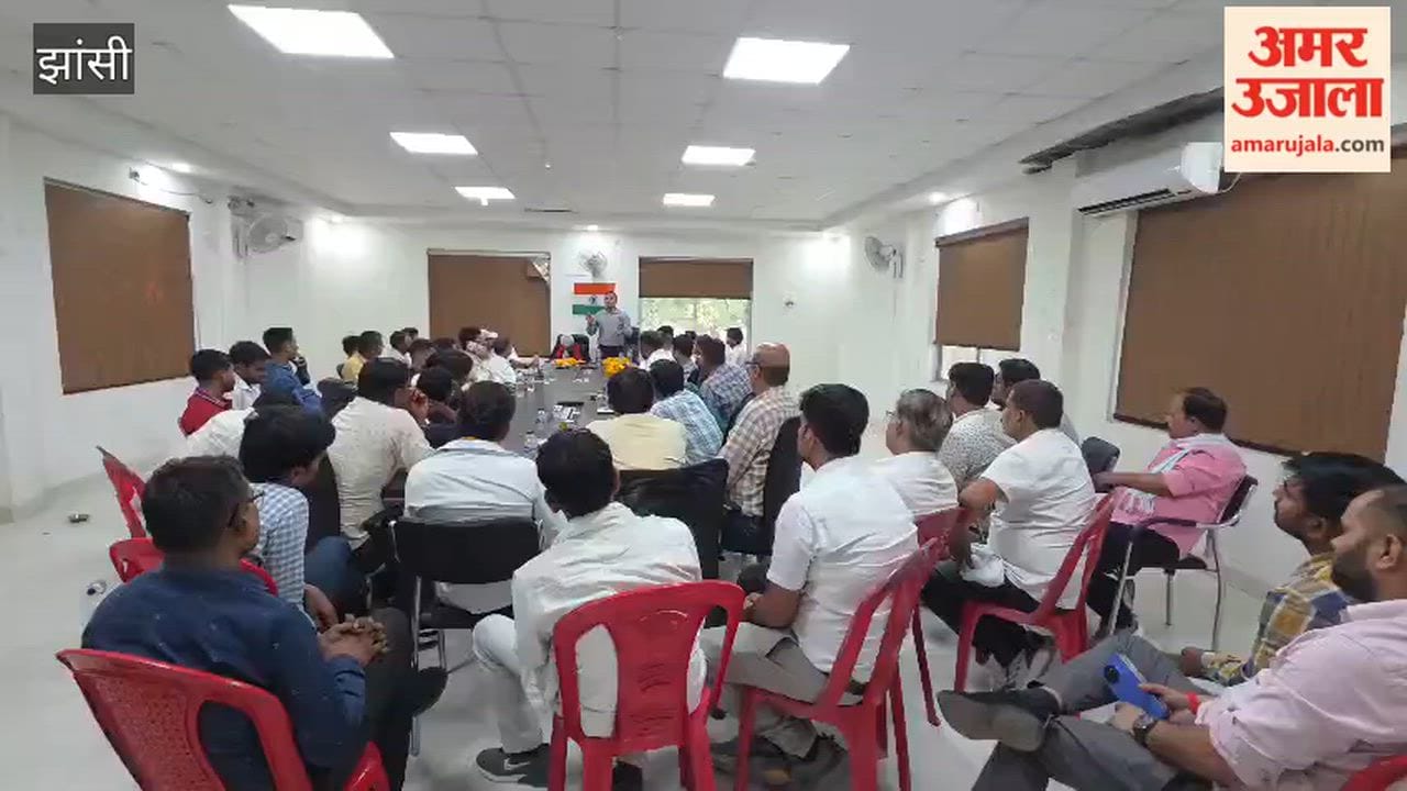 Electricity company officials protested against privatization at the Chief Engineer's office.