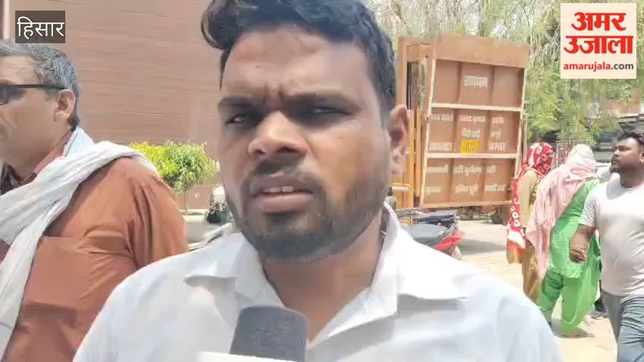 1,260 Tons of Garbage Emits Foul Odor in Hisar; Employees Stage Protest at Gate, Chanting Slogans