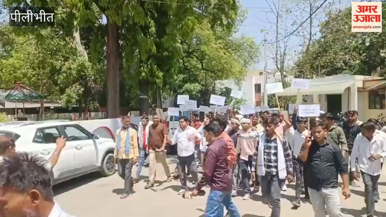 Congress Leader Stages Protest at Collectorate with Villagers in Pilibhit