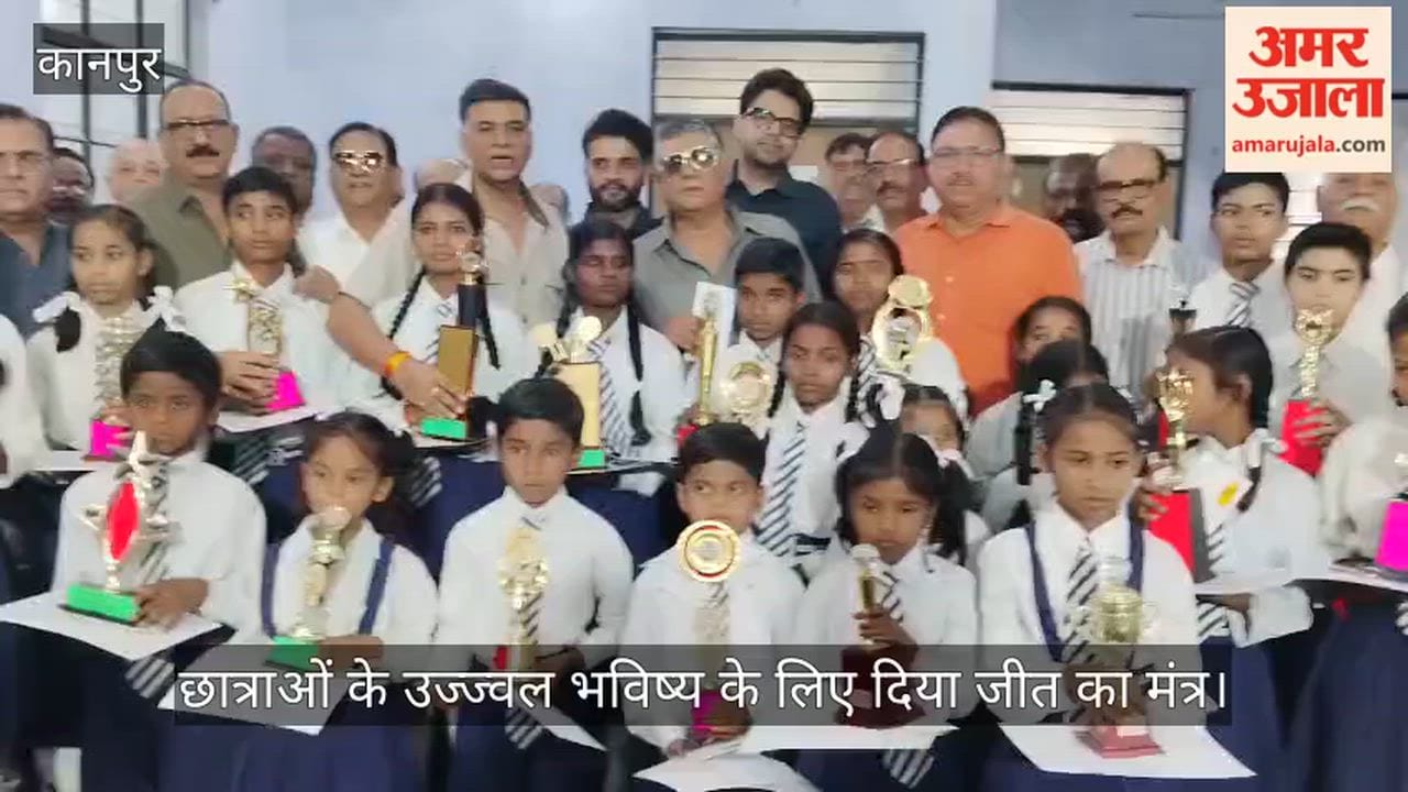 Kanpur Chairman Vijay Kapoor and Former MLA Ajay Kapoor honored meritorious daughters at Shiksha Sadan