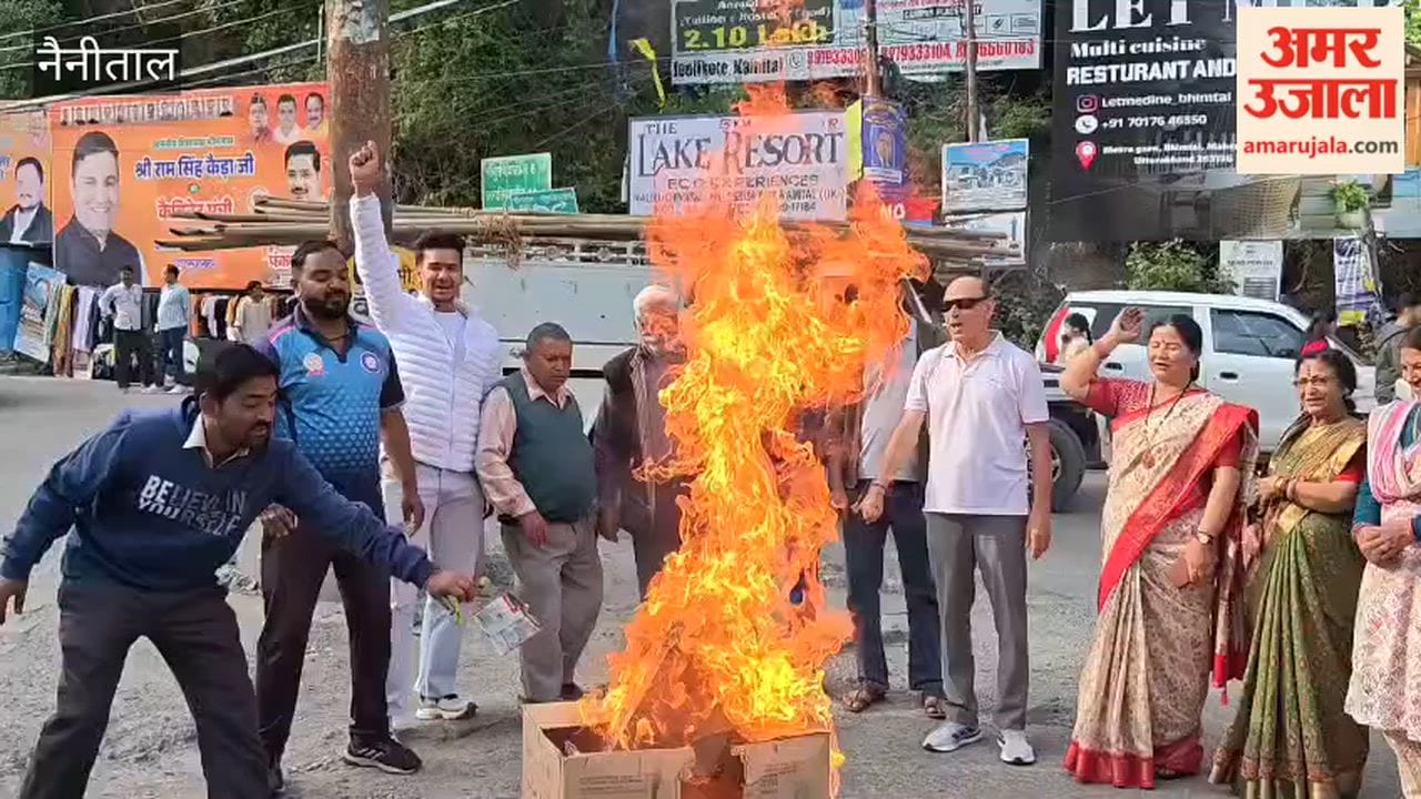 Congress workers burnt an effigy of the BJP government in Bhimtal to protest the Champawat incident