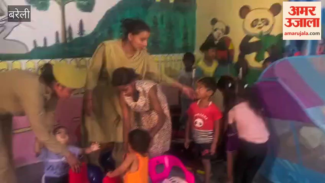 वात्सल्य केंद्र में बच्चों को दुलार करतीं महिला पुलिसकर्मी