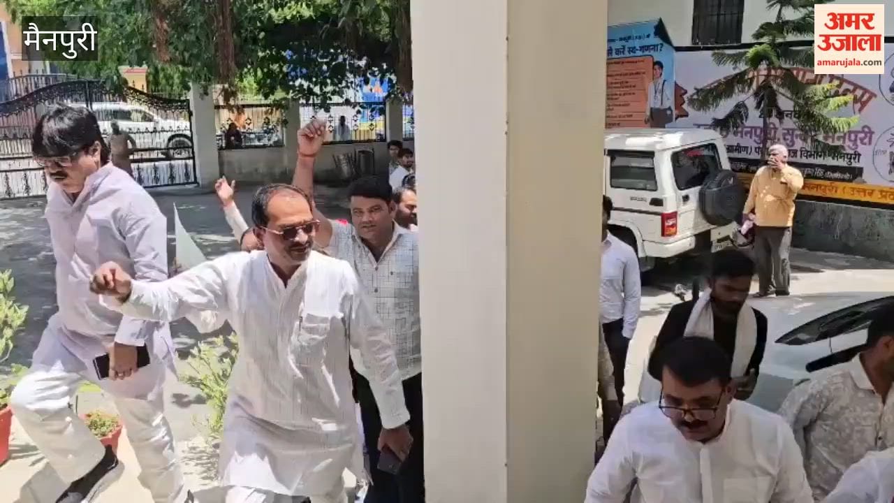 Mud Thrown on Dr Ram Manohar Lohia Statue in Mainpuri, SP Workers Protest