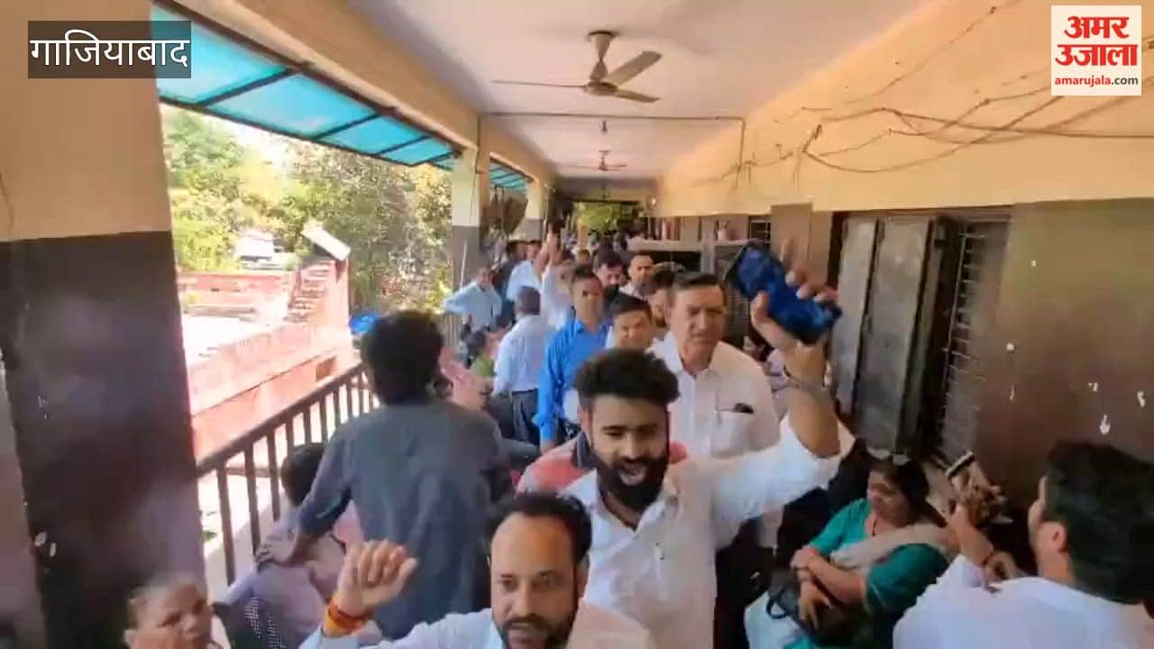 People are troubled due to server shutdown in sub registrar office in the tehsil in Ghaziabad