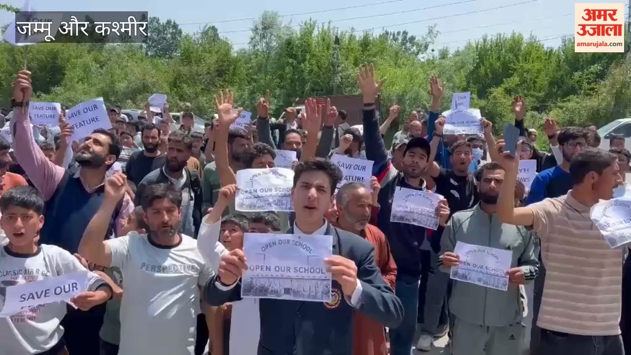 Students stage sit-in demanding opening of schools in Shopian