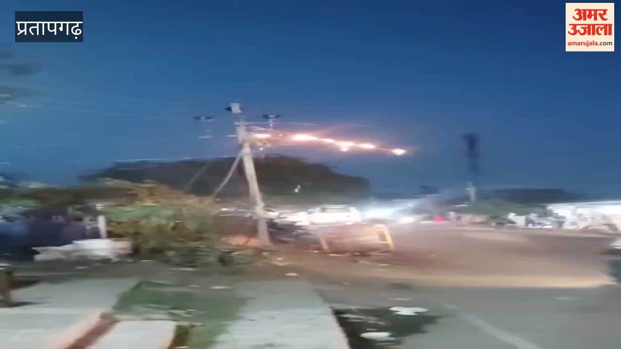Fire broke out in dilapidated electrical wires in Jamtali, causing panic.