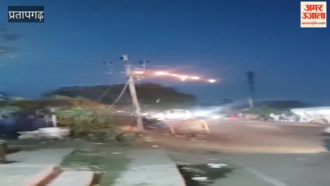 Fire broke out in dilapidated electrical wires in Jamtali, causing panic.