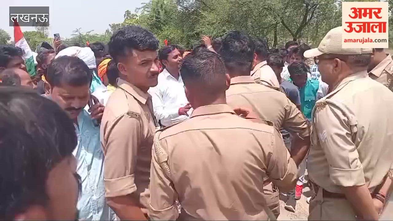 लखनऊ में मल्हीय सिंह स्मृति द्वार लगाए जाने के विरोध में अर्कवंशी समाज के लोगों ने किया प्रदर्शन