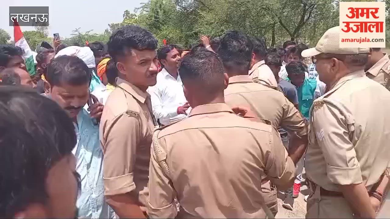 लखनऊ में मल्हीय सिंह स्मृति द्वार लगाए जाने के विरोध में अर्कवंशी समाज के लोगों ने किया प्रदर्शन