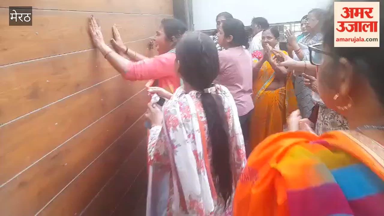 Meerut: Women met the Minister of State, said, if setback is left, houses will collapse