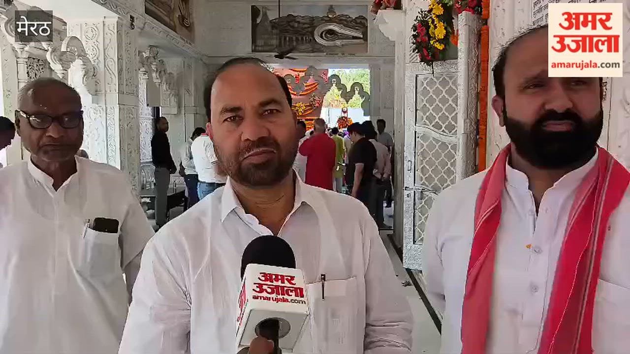 Meerut: City MLA Rafiq Ansari paid tribute to the martyrs.