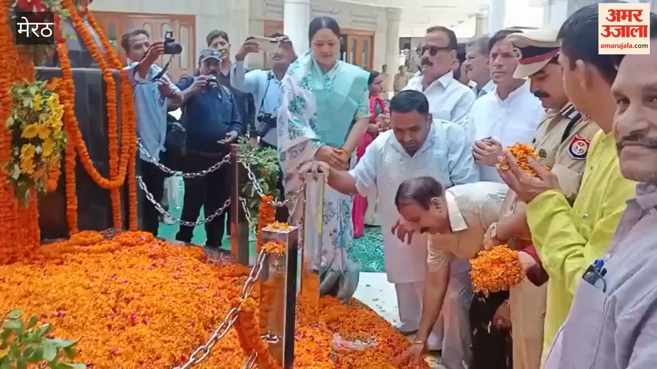 Meerut: Police administrative officers paid floral tributes and paid tribute to the brave martyrs.
