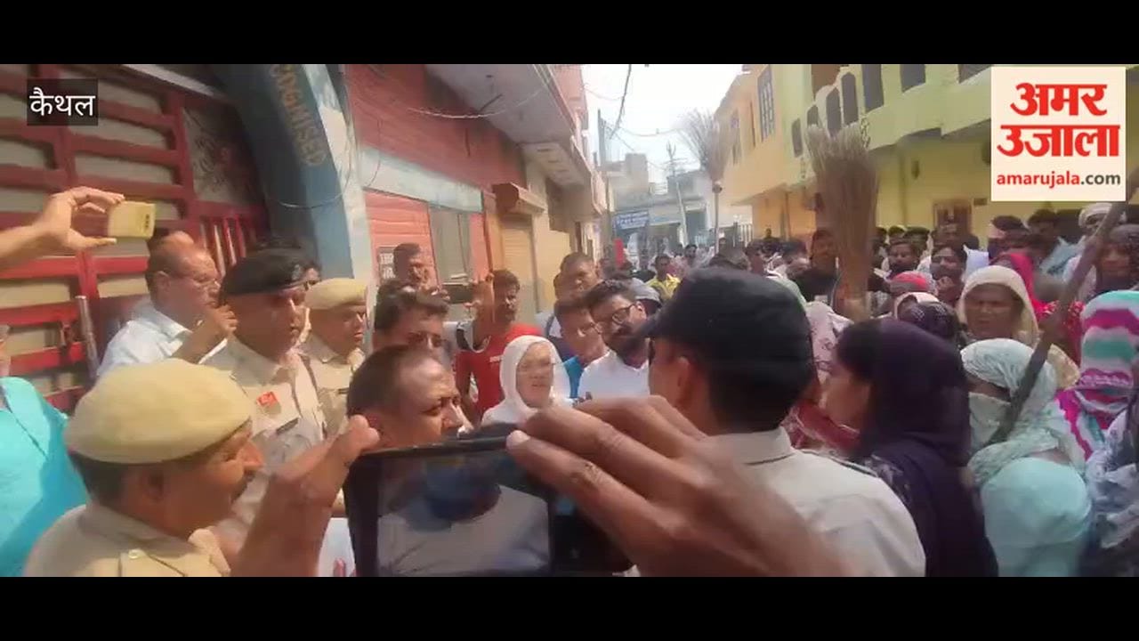 Municipal council employees staged a protest at the residence of the BJP district president and chairperson.