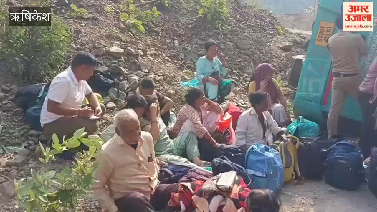VIDEO: Bus carrying pilgrims returning from Badrinath pilgrimage overturns on road