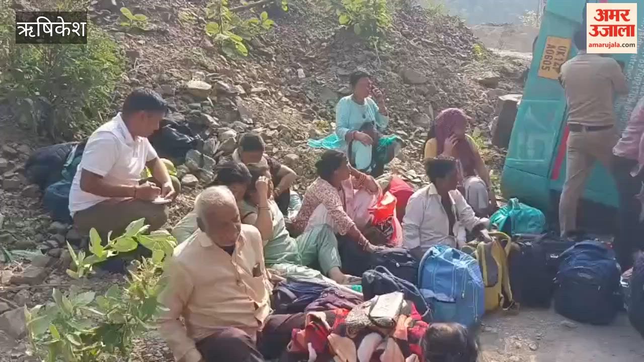 VIDEO: Bus carrying pilgrims returning from Badrinath pilgrimage overturns on road