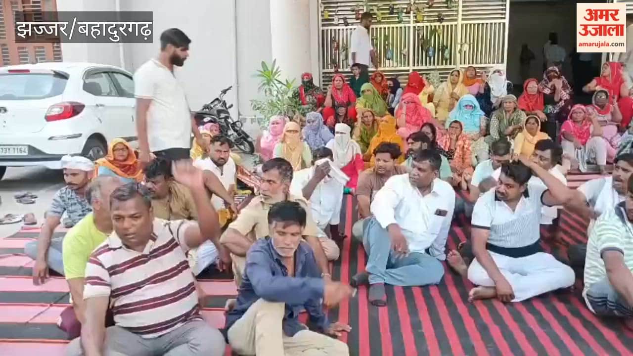 The strike of municipal council sanitation workers continued for the tenth day.