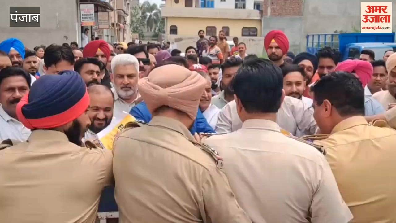 Aam Aadmi Party surrounds BJP state president's house in Pathankot