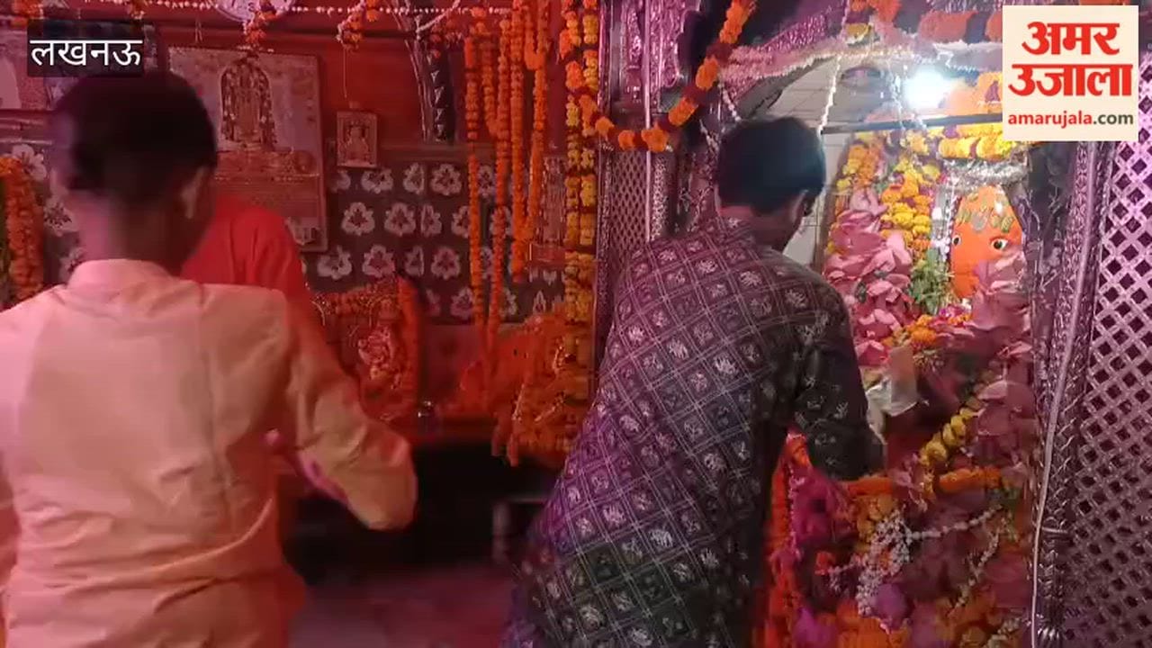लखनऊ में अलीगंज के पुराने हनुमान मंदिर में लगी भक्तों की भीड़