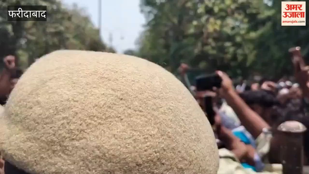 Faridabad Sanitation Workers Protest Against JCB Arriving to Remove Garbage
