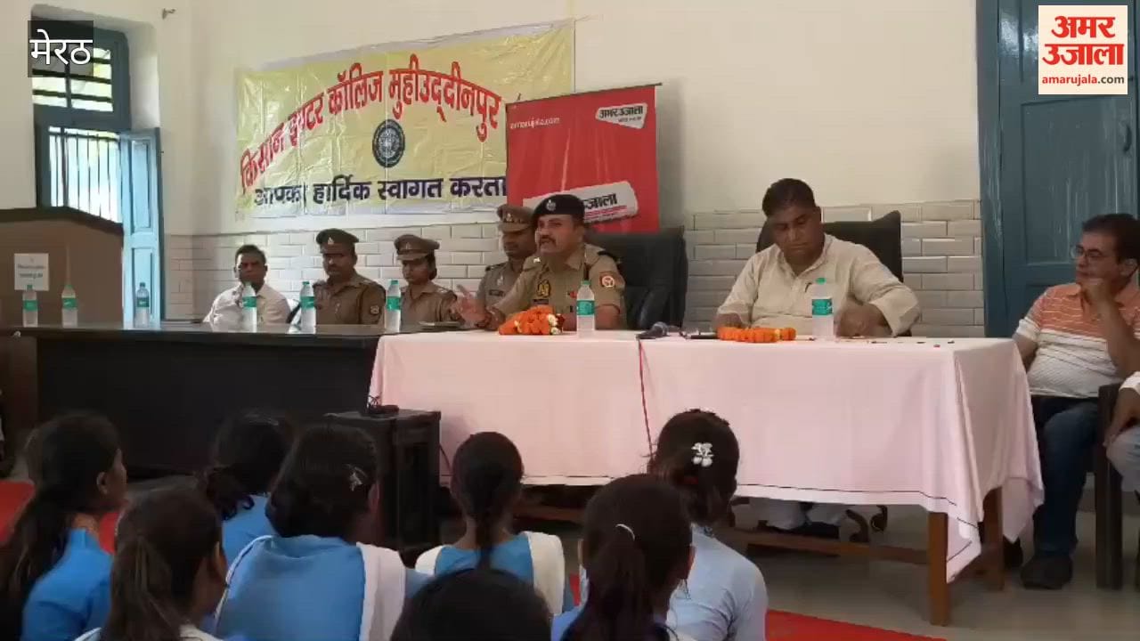 Meerut: Police Awareness Session Held at Kisan Inter College, SP City Advises Girls on Women Safety