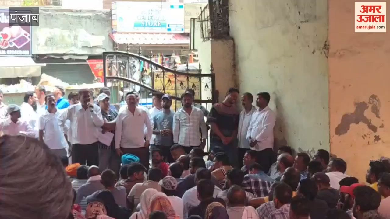 Sanitation Workers of Pathankot Municipal Corporation Hold Gate Rally Over Demands; Express Resentment Against Government