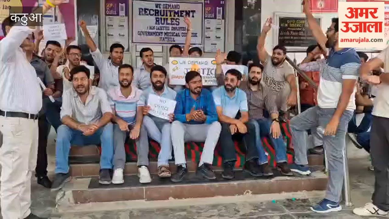 Non-Gazetted Staff Stages Protest at Kathua Medical College; Resentment Over Service Rules
