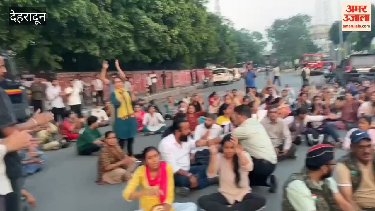 VIDEO: Nursing Ekta Manch Stages Protest, Blocks Main Road Near Parade Ground
