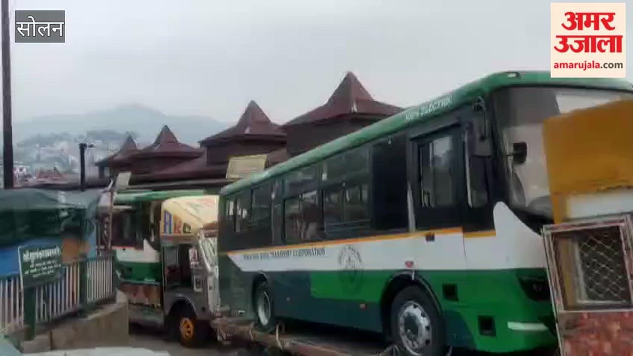 Solan: A consignment of electric buses has arrived in Solan from Hyderabad; however, due to the absence of ramps, they remain loaded on the trailers